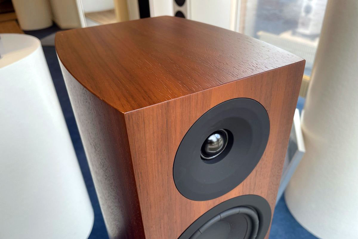 Foto © System Audio A/S | System Audio Silverback Series Walnut Finish