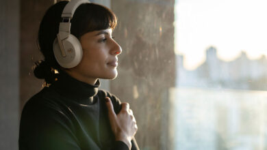 Foto © Yamaha Music Europe GmbH | Yamaha YH-E700B Bluetooth Over-ear Headphones