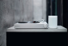 Foto © Victrola | Victrola VPT-4000 Stream Sapphire, Victrola VPT-3000 Stream Pearl, Victrola VPT-3000 Stream Carbon and Victrola VPT-2000 Stream Onyx with Roon Ready Relay