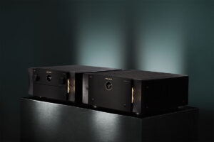 Foto © Marantz | Marantz AV 20 Preamplifier and Marantz AMP 20 12 Channel Power Amplifier