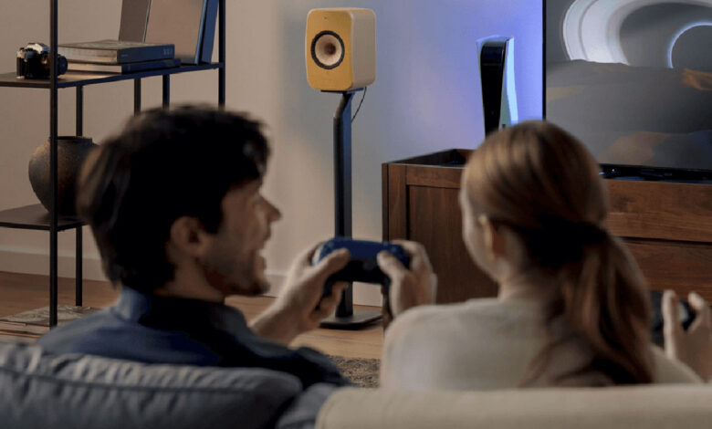 Foto © KEF | KEF LSX II Amber Haze and KEF LSX II Cotton White